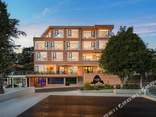 下岩贝山上的云民宿