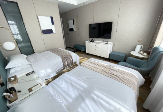 Holiday Inn Xingang Hotel Overview