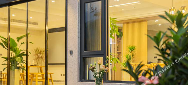 轩屹·山野·亲子观影轻智能度假美宿(云上草原熊猫探险乐园店)图片