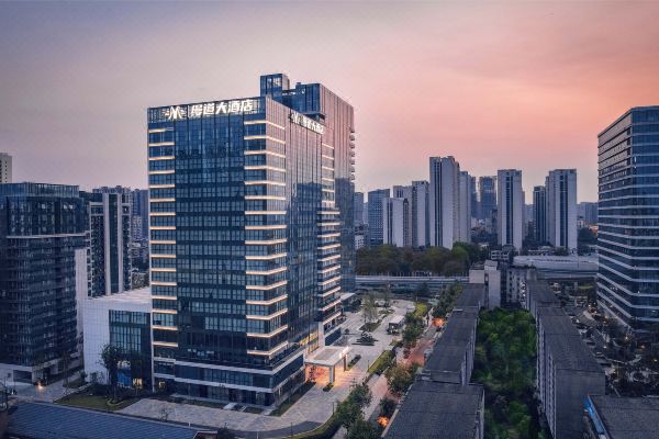 酒店位于成都市金牛区北二环,毗邻金牛万达,龙湖上城商圈和成都火车