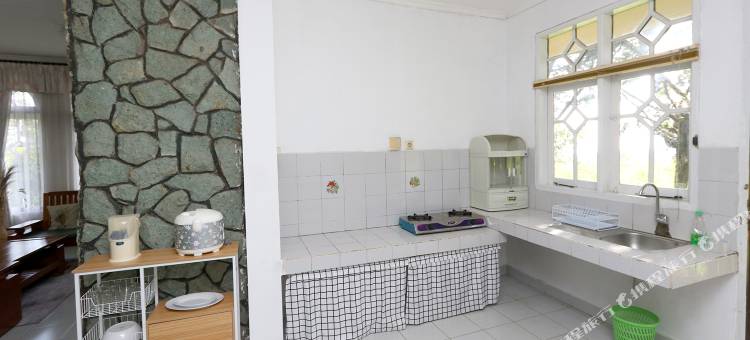 带游泳池的Villa ChavaMinerva Hanni Ciater(Villa ChavaMinerva Hanni Ciater with Pool)图片