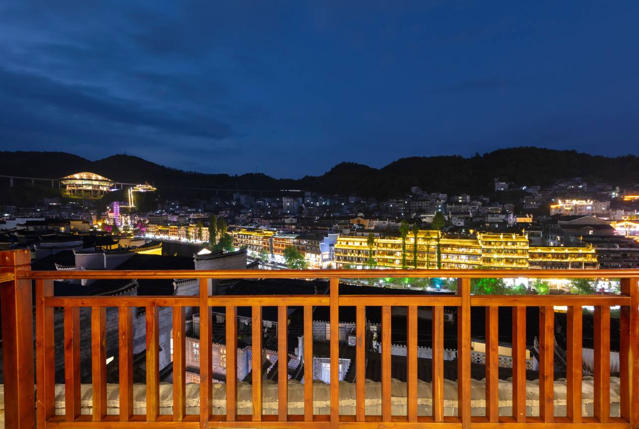 青城山水·庭院江景民宿(凤凰古城景区南华桥店)图片