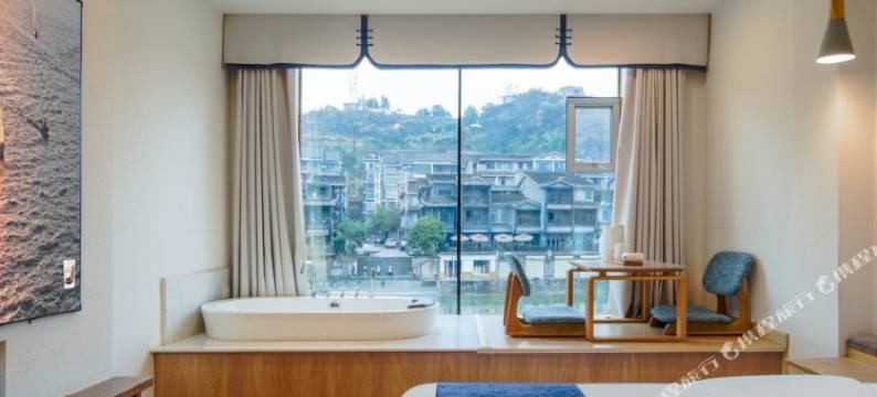 山谷花间.人文美学设计师观沱江夜景民宿(凤凰古城店)图片