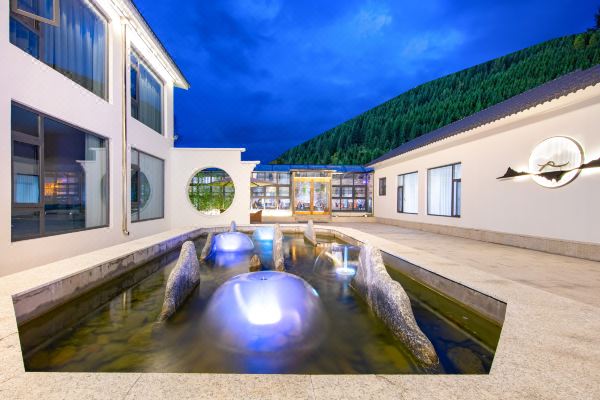 选择房间开业:2020五台山唯漫酒店,位于景区内龙泉寺对面(交通服务