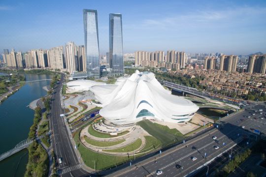 感受国内外大型歌,舞,话剧和交响乐等艺术魅力,酒店双子塔和文化艺术