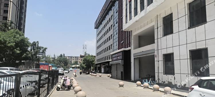 迷宫电竞民宿(太原五一路动物园店)图片