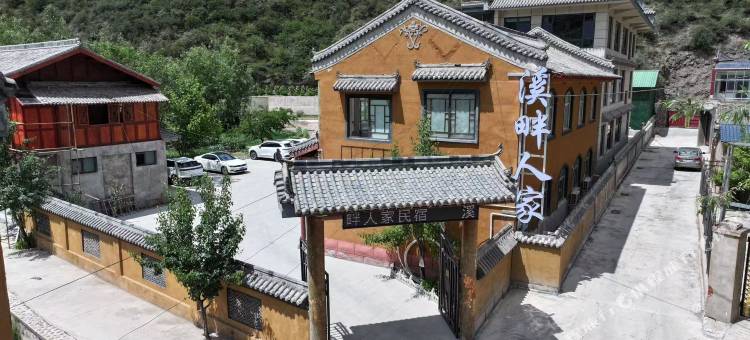 溪畔人家图片
