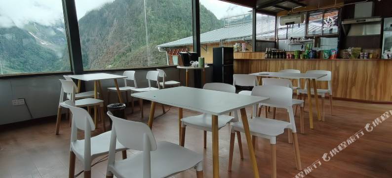 猫在雨崩雪山观景民宿图片