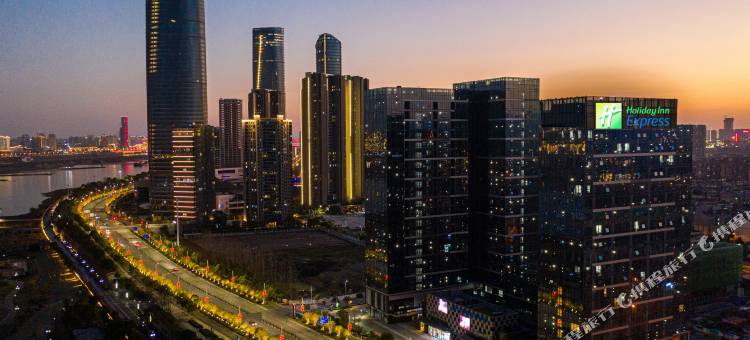 南昌方大智选假日酒店(红谷滩南昌舰主题公园店)图片