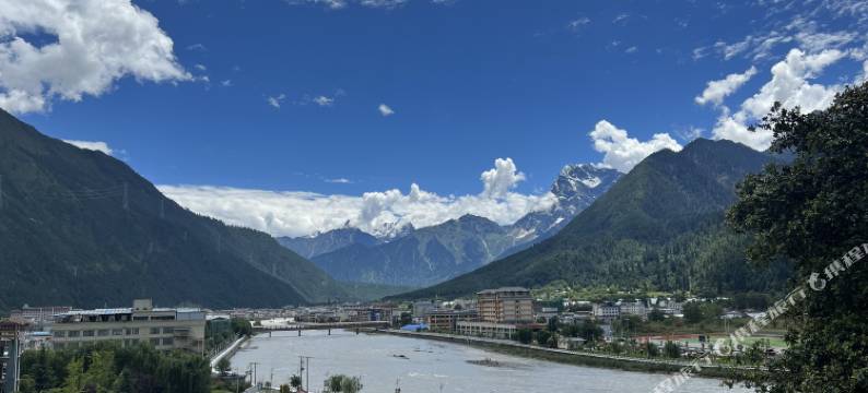 波密央禧酒店图片