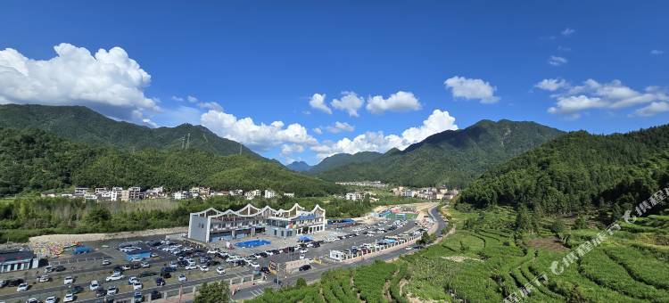 莽山源著·大峡谷畔山居图片