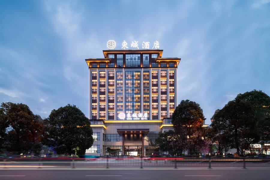 東城酒店(黃果樹大街西秀區高級中學店)