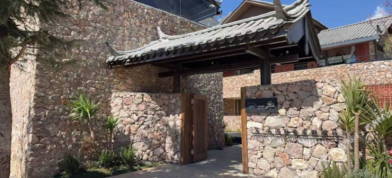 见·石间雪山度假野宿图片