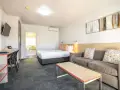 一室房（大床和沙發）