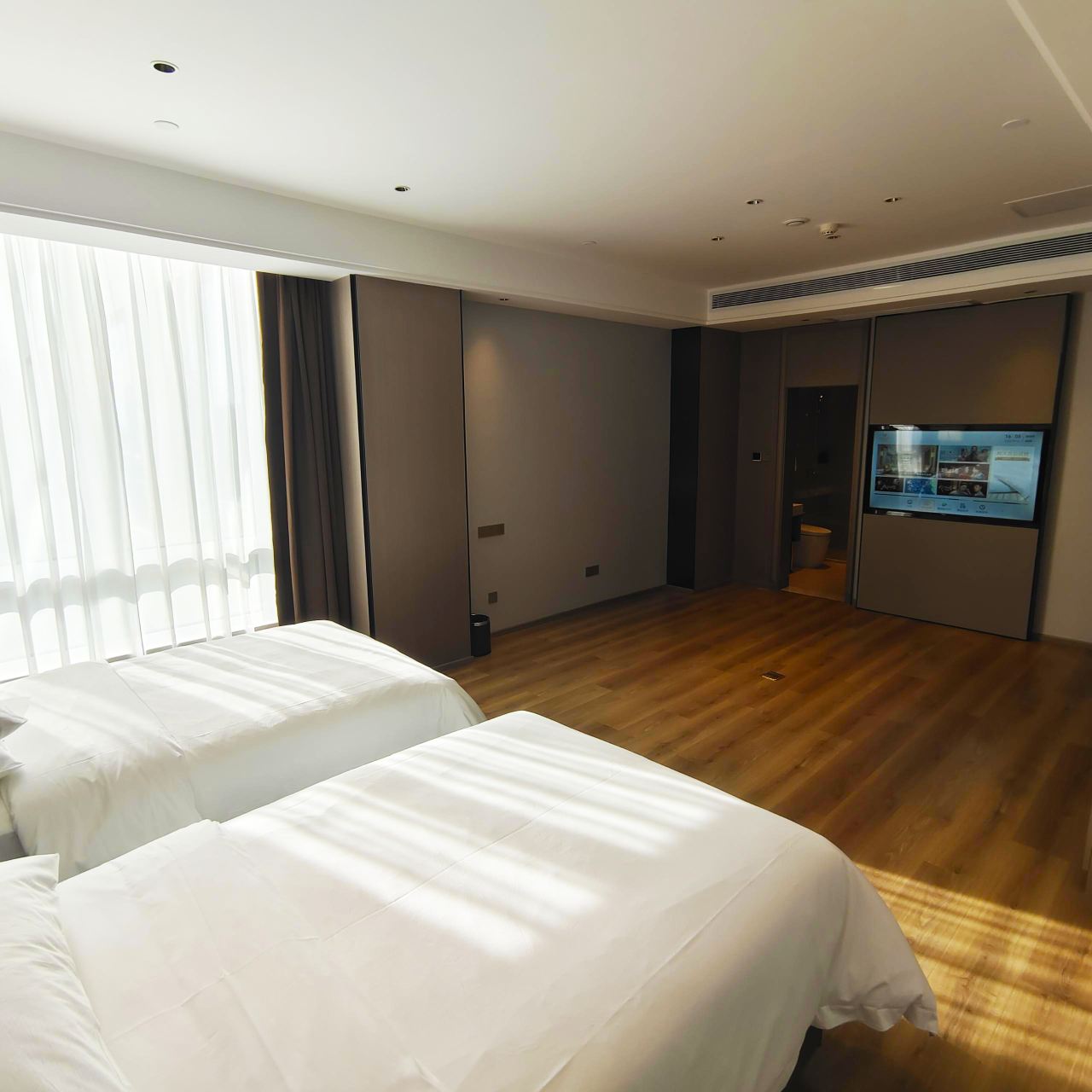 Vienna Hotel (Xinhe Yixing Building Hotel)Over view