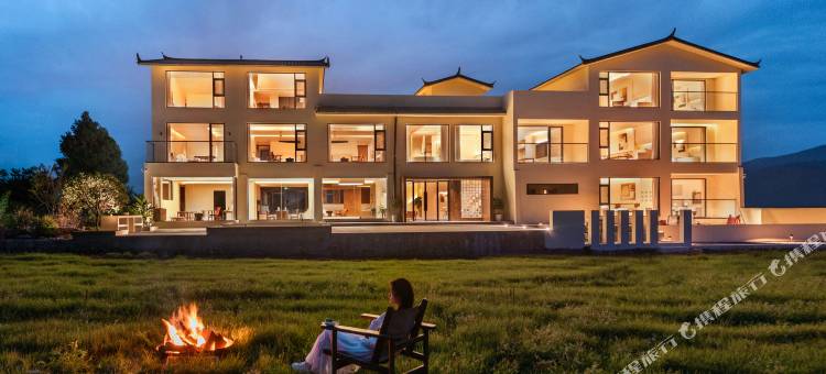 不晚里予·日照金山｜雪山全景度假酒店(白沙古镇店)图片