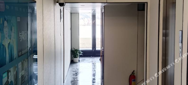 岸边有屋图片