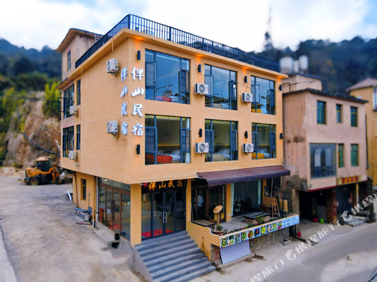 元阳伴山民宿(多依树梯田景区店)