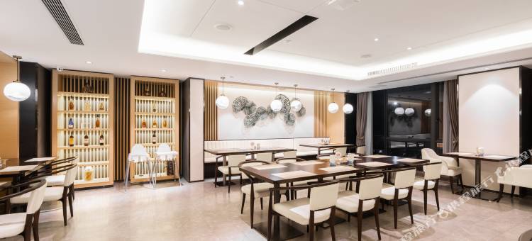 丽呈朗誉酒店(茂名信宜教育城流云阁观光塔店)图片