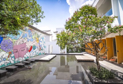 HuaJiu·Cheering House Hotel Overview