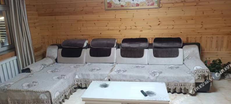 北极村雪人木屋图片