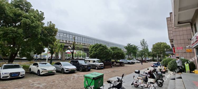 武汉鑫鑫宾馆(东吴大道轻轨站店)图片