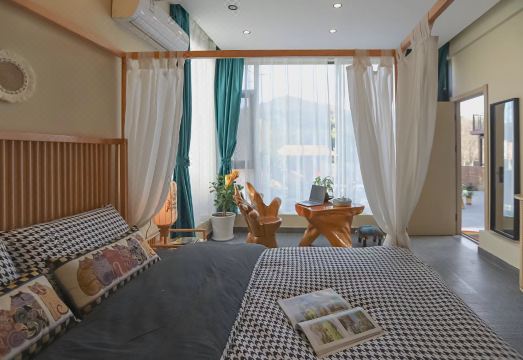 Loushi Guesthouse (Ginkgo Lake Resort) Hotel Overview