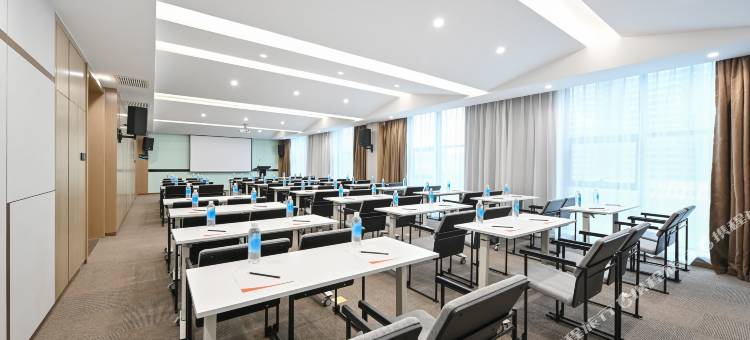 吕梁中央公园亚朵酒店图片