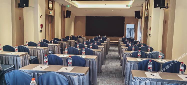 凯里亚德酒店(临沧佤山凤城玉龙湖公园店)图片