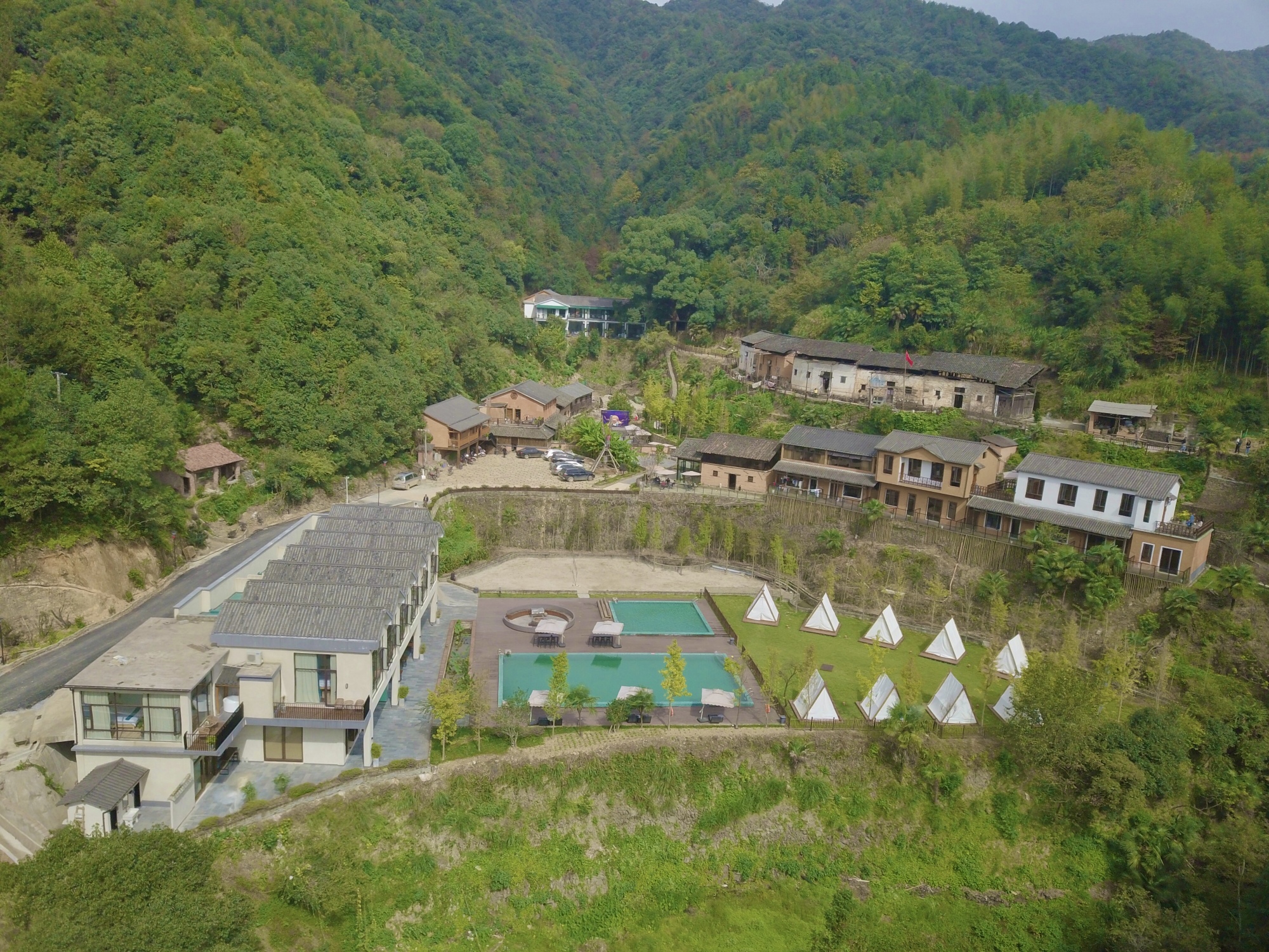 HOTEL IN THE CLOUDSOver view