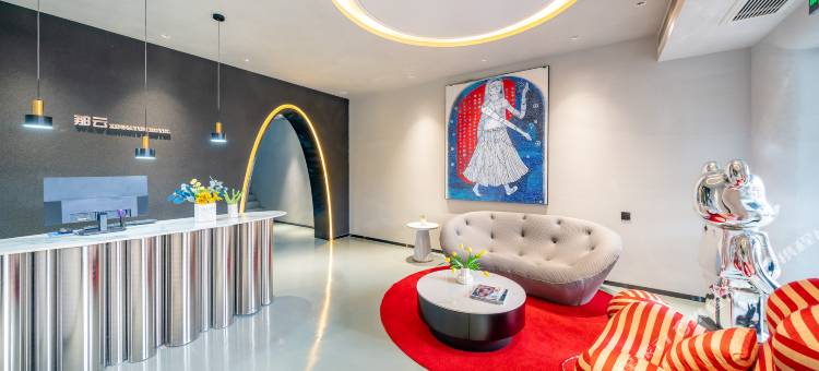 蔚蓝那云酒店(柳州银泰城马鞍山公园店)图片