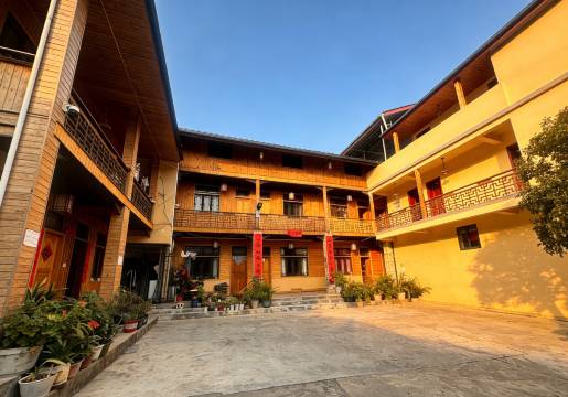 海螺沟良栖山院民宿