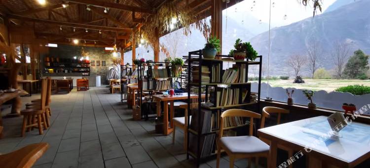 那秋药泉山居图片