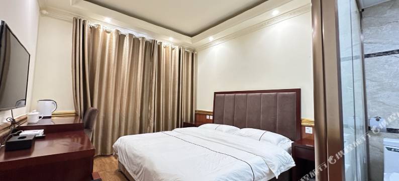 宝兴鸿山鼎大酒店图片