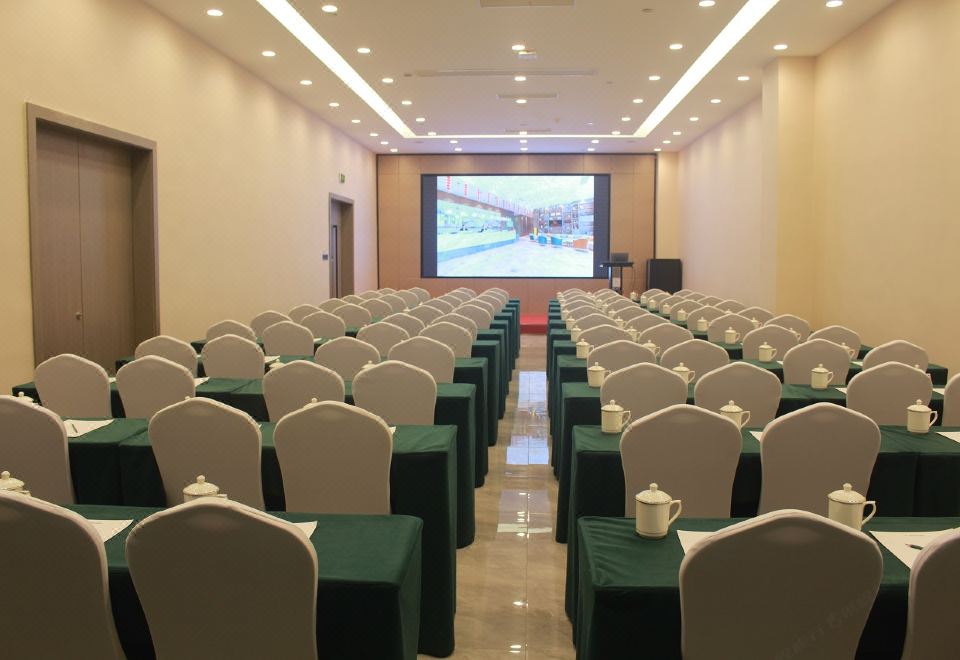 GreenTree Eastern Hotel (Chengdu Juguang International Jinshui River Subway Station) Hotel Overview