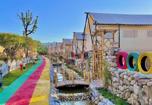 悬崖花开房车帐篷酒店外景图