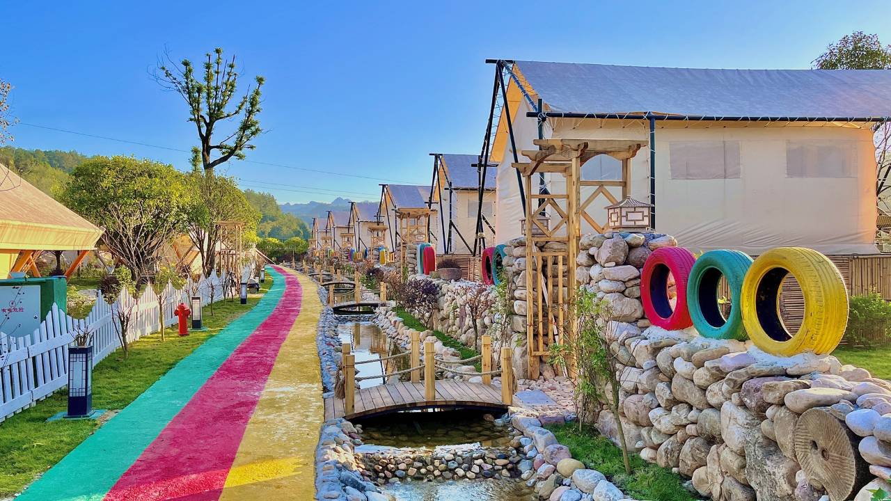 张家界慈利悬崖花开房车帐篷