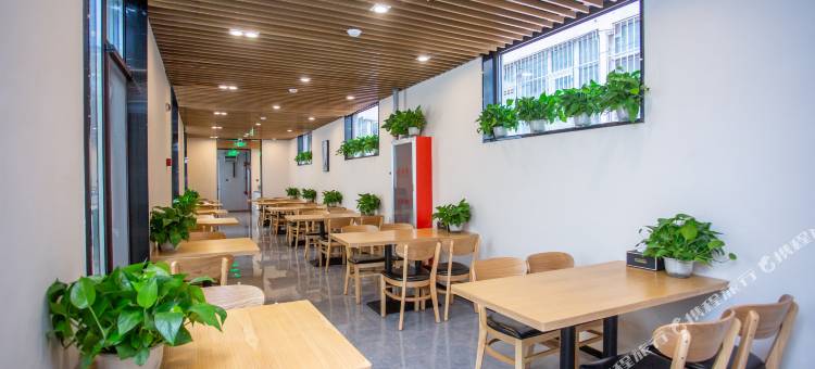 艺龙安云酒店(青岛黄岛中泽国货店)图片