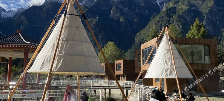 朗秋泊岸山居图片