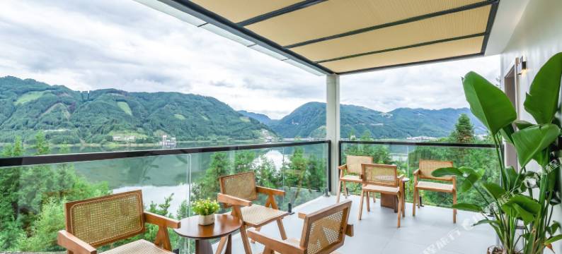 瓦屋山柏菲民宿图片