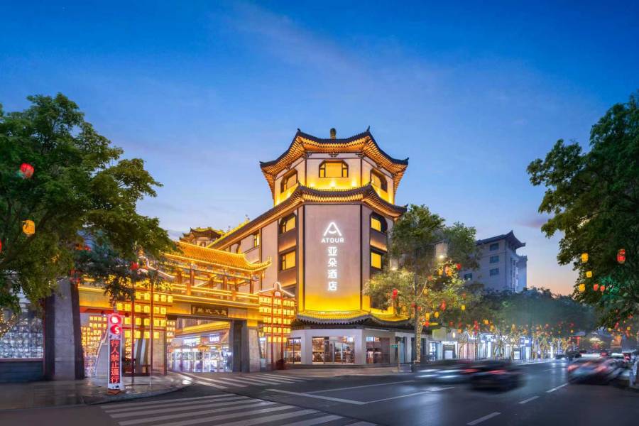 敦煌沙州夜市北門亞朵酒店