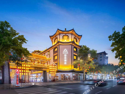 敦煌沙洲夜市北门亚朵酒店