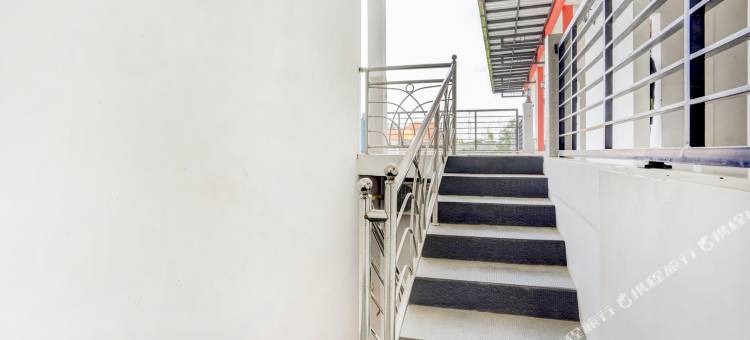 Super OYO 3702 布根维尔民宿伊斯兰旅馆(RedDoorz Syariah at Homestay Bougenville Near Taman Alun-Alun Kota Lamongan)图片