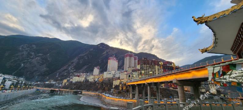 雅江龙啸祥瑞酒店图片