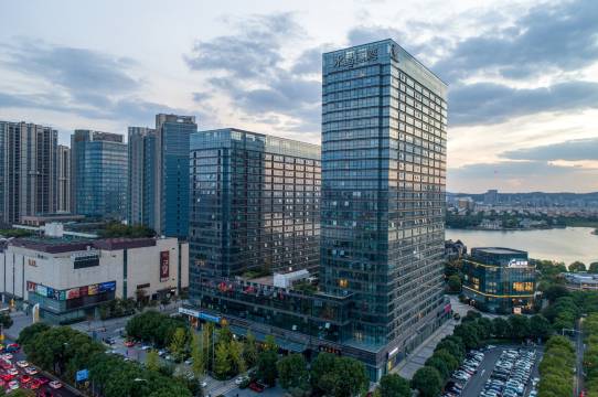 南京紫晶兰湾酒店(百家湖景枫中心店)