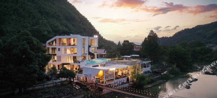 溪边上SONDER·空中泳池度假民宿(安吉浙北峡谷漂流店)图片