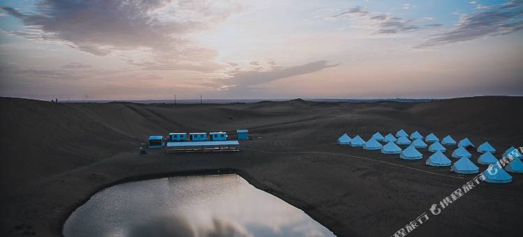 漠野星空露营基地图片