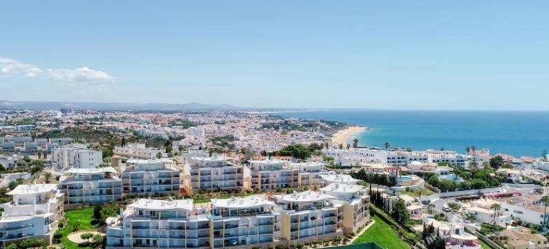 海景公寓，设有 3 个宽敞的露台、2 个游泳池和网球场(BnB Homes Ocean View Apartment with 3 Spacious Terraces, 2 Swimming Pools & Tennis Court)图片