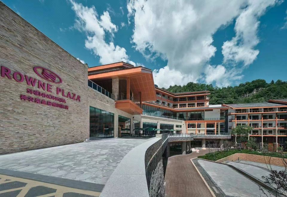 CROWNE PLAZA SHENNONGJIAOver view