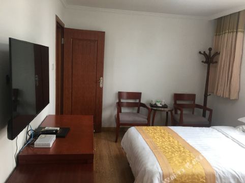 石油宾馆    分(暂无点评) 200起距离174米立即预订